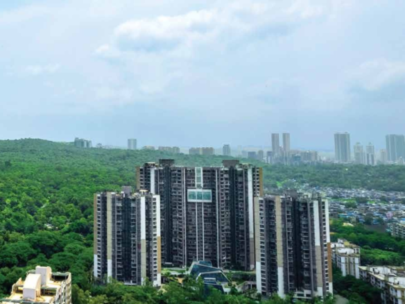 4 BHK flat in Kandivali East